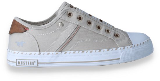Beige Mustang-sneaker met bruin accent op de hiel, Mustang-logo en wit gestreepte rubberen zool.