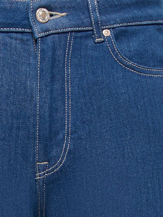 Close-up van de taille en zak van donkerblauwe ONLY jeans met contrasterende stiksels.