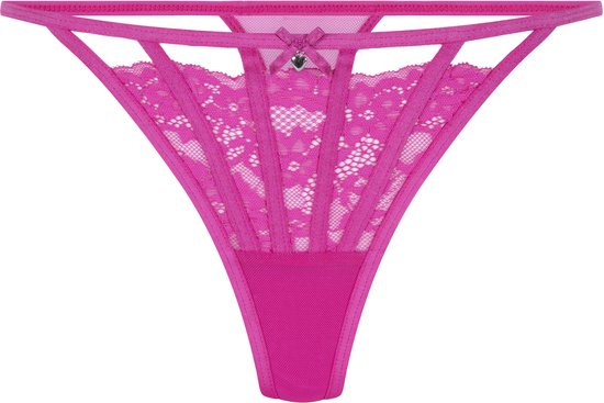 Fuchsia kanten string met bandjesdetails en een strikje met hartvormig bedeltje.