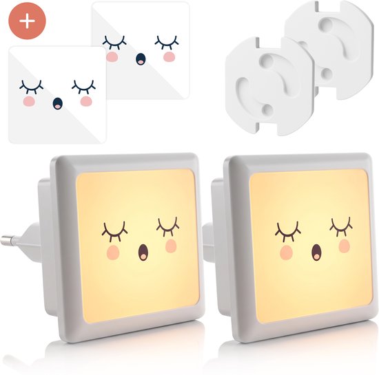Twee witte nachtlampjes met slapende gezichtjes en warm licht, plus twee witte stopcontactbeveiligingen.