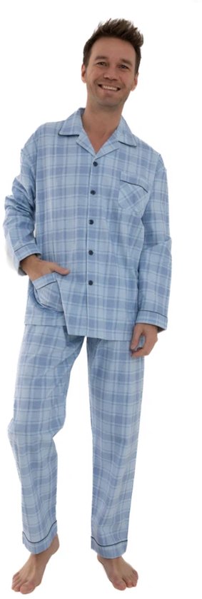 Man in blauw geruite flanellen pyjama, lange mouwen en broek, met zwarte biezen.