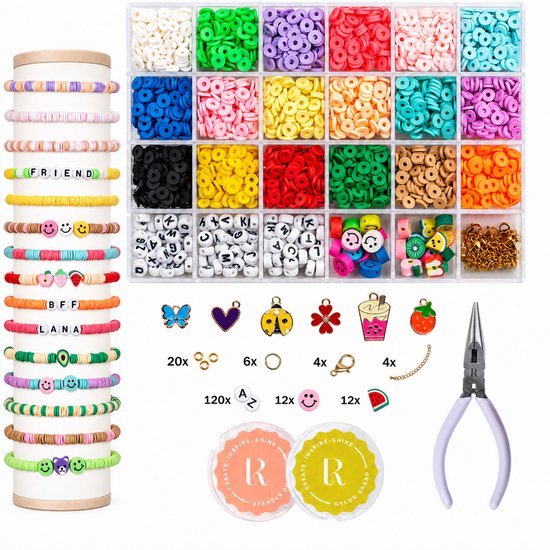 Knutselset voor armbanden met kleurrijke platte kralen, letterkralen, bedeltjes zoals vlinders en fruit, en gereedschap.