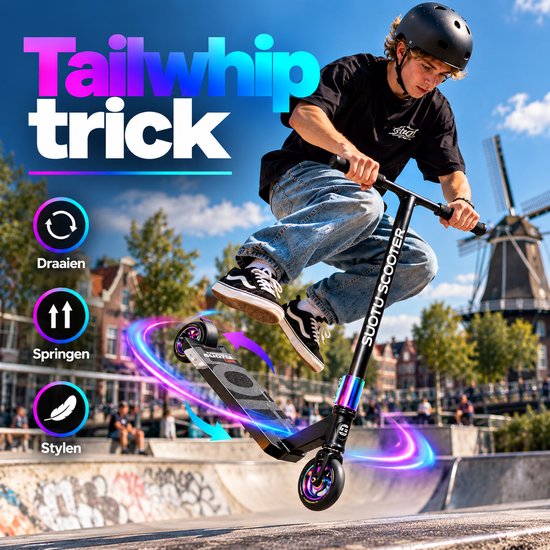 Tiener op een zwarte stuntstep voert een tailwhip trick uit in een skatepark.