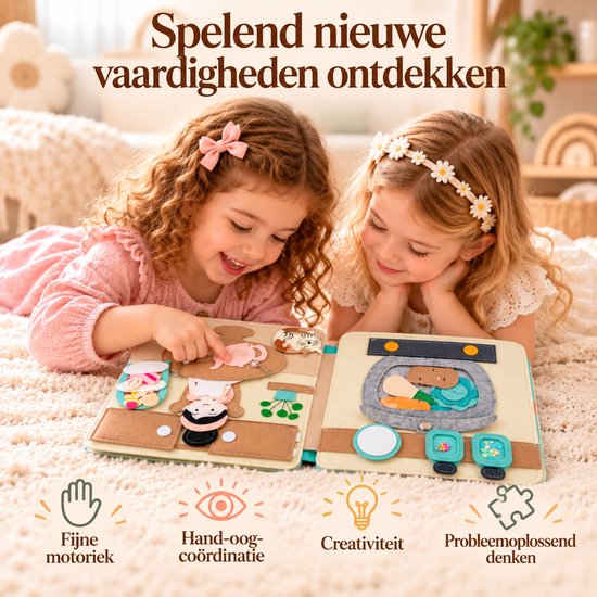 Twee meisjes spelen samen met een vilten Montessori-boek, wat fijne motoriek en creativiteit stimuleert.