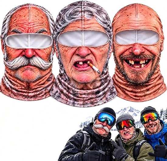 Drie verschillende balaclava's met prints van oudere gezichten, met skiërs op de achtergrond.