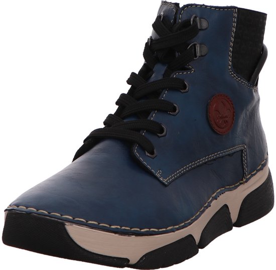 Blauwe Rieker veterschoen met ronde bruine logopatch, beige tussenzool en zwarte veters.