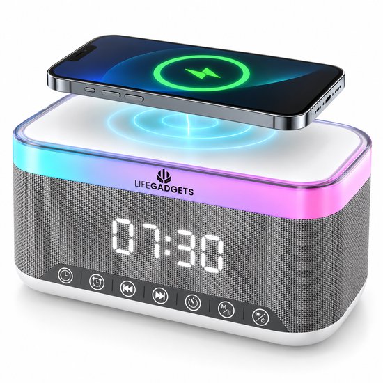 LifeGadgets wekkerradio met grijze stoffen speaker, digitale klok en draadloze lader met oplichtende rand.