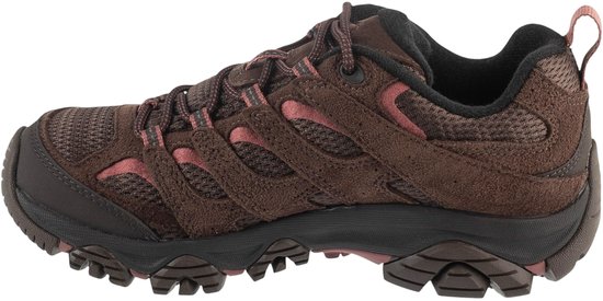 Bruine Merrell Moab 3 wandelschoen voor dames van suède en mesh met roze accenten en een zwarte zool.