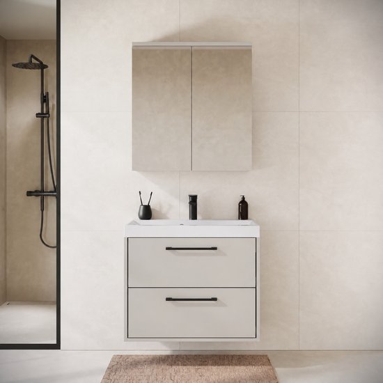 Badkamermeubelset met hangende wastafelkast in beige en spiegelkast, geplaatst in een badkamer met douche.
