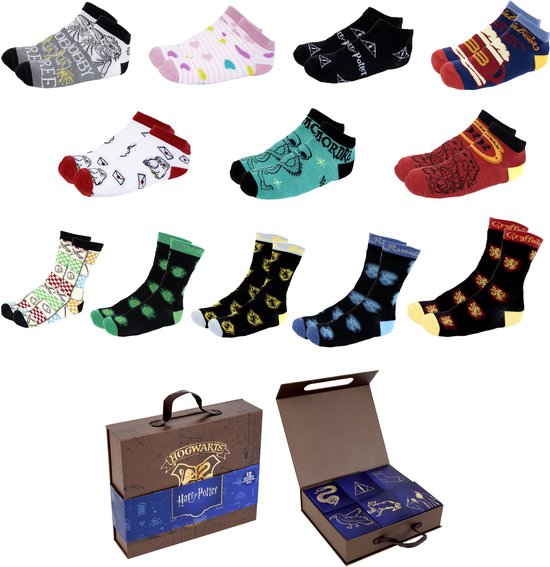 Twaalf paar Harry Potter-sokken met diverse thema's en Hogwarts-cadeauverpakking in open en gesloten toestand.