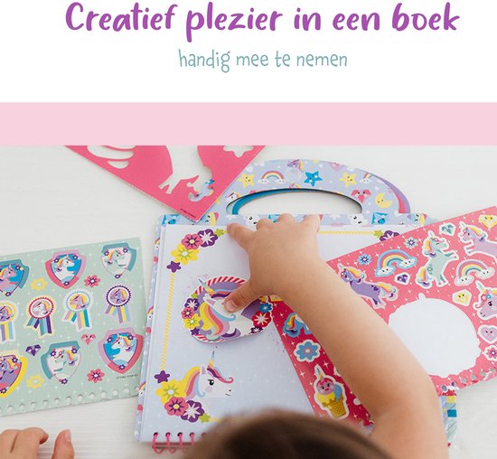 Kind plakt een sticker in een unicorn doeboek. Er liggen sjablonen en vellen met unicorn stickers op tafel.