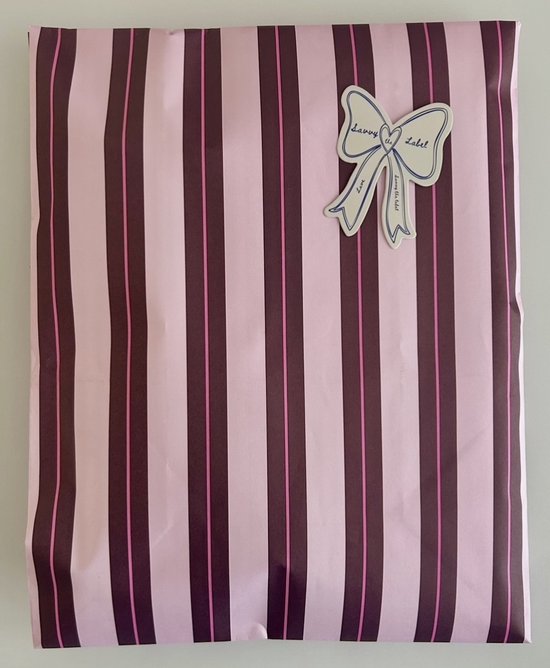 Roze en bruin gestreepte verpakking met een strikvormige sticker waarop "Savvy the label" staat.