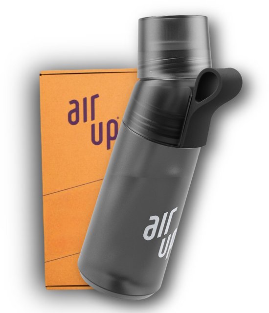 Antracietkleurige Air Up drinkfles van 650 ml met zwarte draaglus, voor een deel voor de bijbehorende oranje doos.