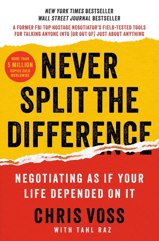 Boekomslag 'Never Split the Difference' van Chris Voss, met opvallende gescheurde gele en rode achtergrond.
