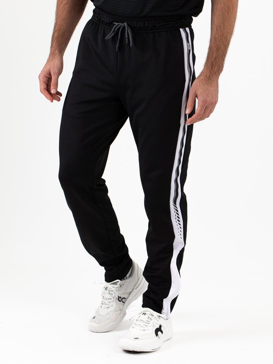 Zwarte sportbroek met witte zijstrepen en trekkoord in de taille, gedragen door een man met witte sneakers.