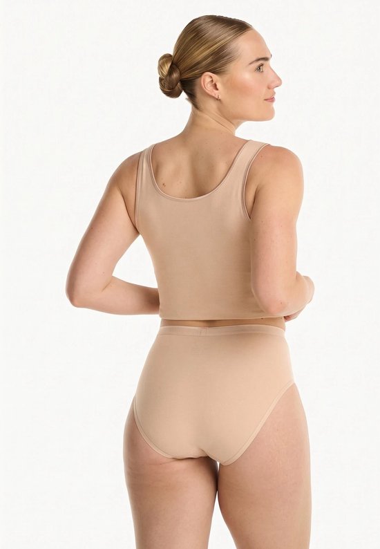 Nude kleurige hoge taille slip van achteren gezien op een model.