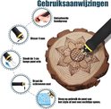 Stapsgewijze gebruiksaanwijzing voor de houtbrander met een bloemmotief op een houten schijf.