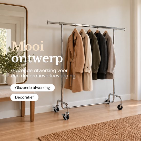 Verrijdbaar zilveren kledingrek met glanzende afwerking, getoond in een elegant interieur.