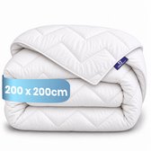 Wit, opgevouwen Essential dekbed met chevron-patroon, formaat 200x200 cm, met Slaapspeciaal label.