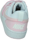 Nike Court Borough sneaker voor kinderen in wit en roze met het Nike-logo op de hiel en een gespikkelde zool.