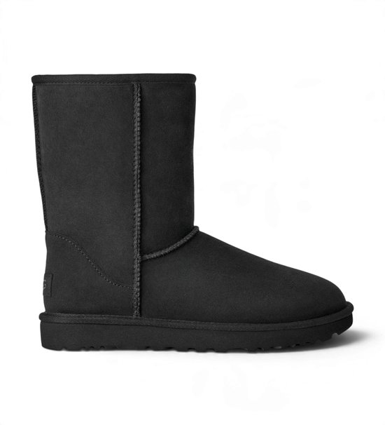 Zwarte UGG Classic Short II-laars van suède, zijaanzicht.