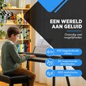 Kind speelt op een zwarte Finesse piano. Tekst: 500 ritmes, 80 demoliedjes, 800 tonen.