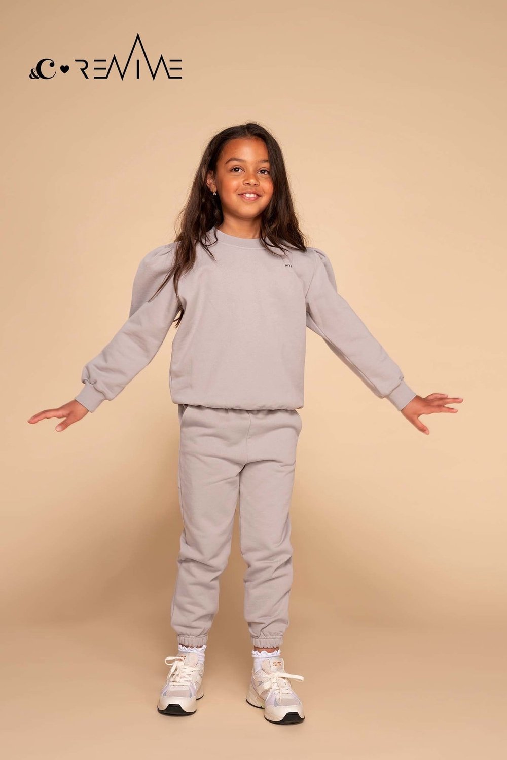 REVIVE x &C - Huispak Meisjes - Puff Model, Biologisch Katoen - Light Grey - Maat 116 (5-6 jaar)