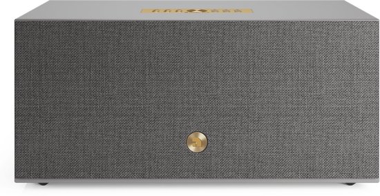 Vooraanzicht van de grijze Audio Pro C20 met textielafwerking en subtiel goudkleurig merklogo.