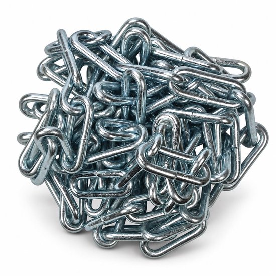 Opgehoopte zilverkleurige metalen ketting met glanzende schakels.