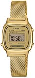 Goudkleurig Casio digitaal horloge met vierkante kast en mesh horlogeband, toont 'Water Resist' op het display.