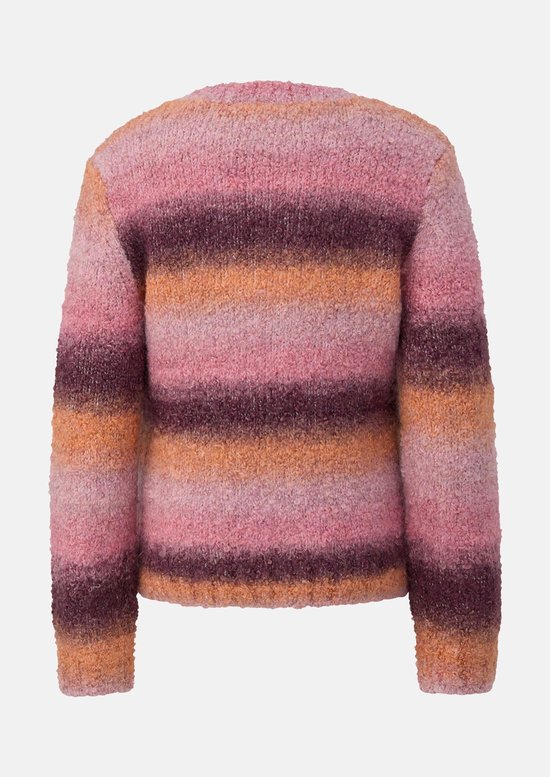 Achteraanzicht van een gestreepte gebreide trui in krullende wol met roze, oranje en paarse kleuren.