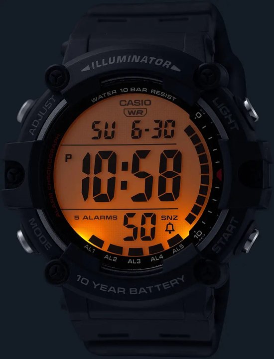 Zwart Casio Illuminator horloge met ronde kast en fel oranje verlicht digitaal display met '10 Year Battery' tekst.