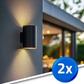 Zwarte, ronde solar wandlamp set van 2 met sfeervol warm wit up-down licht aan een buitenmuur.