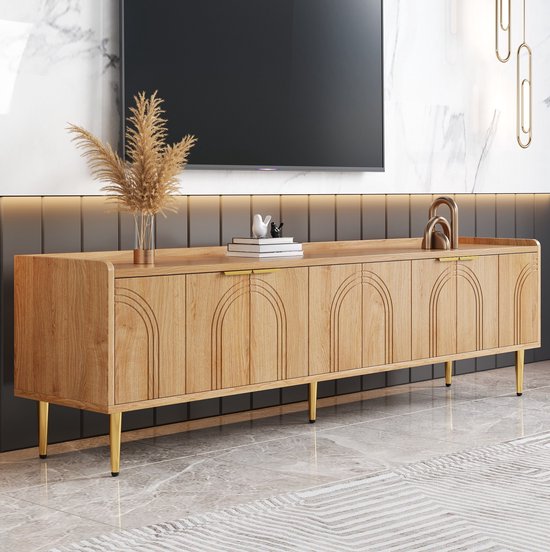 Licht eikenhouten dressoir met gouden poten in een luxe woonkamer onder een televisie.