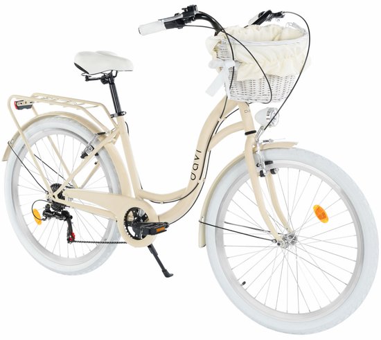 Crèmekleurige Davi stadsfiets met lage instap, witte mand met voering, witte banden en bagagedrager.