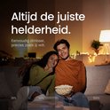 Stelpaar op een bank met een schaal popcorn, onder een variabele lichtintensiteit van 25% tot 100%.