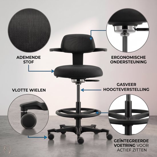 Zwarte ergonomische bureaukruk met ademende stof, vliegwielen, gasveerhoogteverstelling, en geïntegreerde voetring voor actief zitten.
