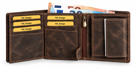 Open bruine leren portemonnee met gele kaarten en eurobiljetten.