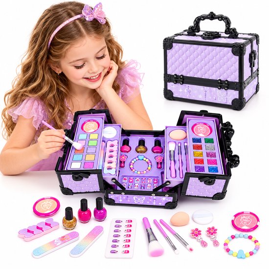 Meisje met paarse diadeem brengt make-up aan uit een opengeklapte, paarse koffer vol kindvriendelijke cosmetica.