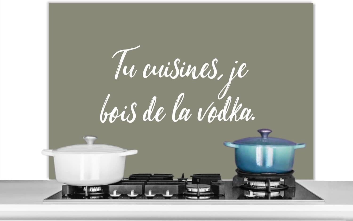 Spatscherm Keuken - 100x65 cm - Tu cuisines, je bois de la vodka. - Spreuken - Olijfgroen - Quote