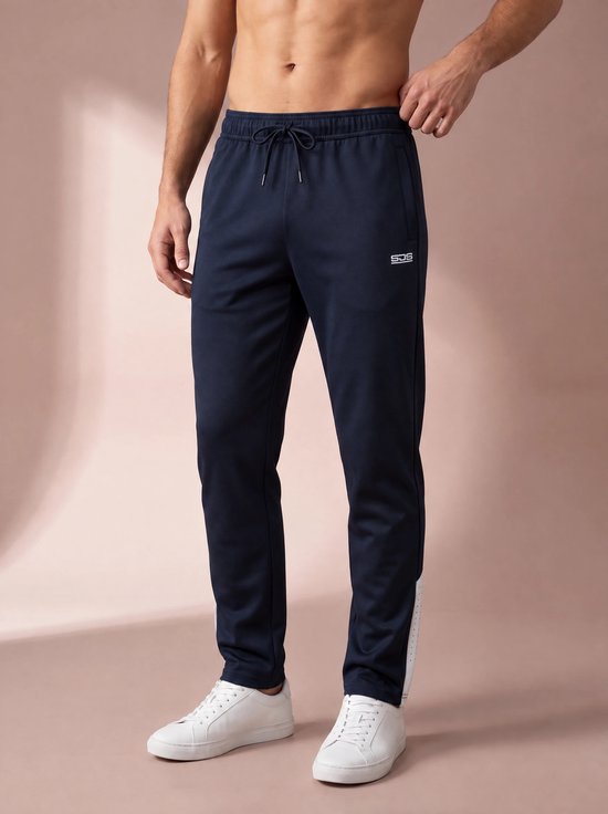 Donkerblauwe joggingbroek van Sjeng Sports met witte strepen aan de zijkant en een koordje in de taille.