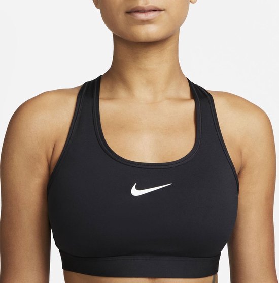Close-up van een zwarte Nike sportbeha met racerback en wit Nike logo.