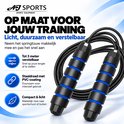 Zwart springtouw met blauwe en zwarte handvatten, met tekst 'Op maat voor jouw training' en pictogrammen.