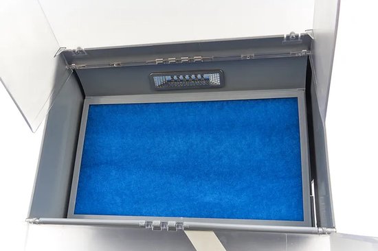 Grijze spuitcabine met LED-verlichting en groot blauw filter.