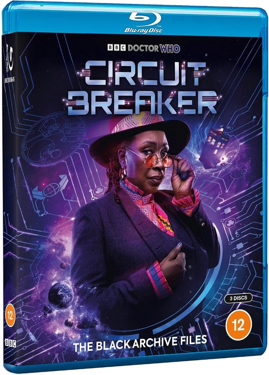 Doctor Who Circuit Breaker Blu-ray. Vrouwe met bril en hoed, met een blauw/paarse achtergrond en een blauwe politiebox.
