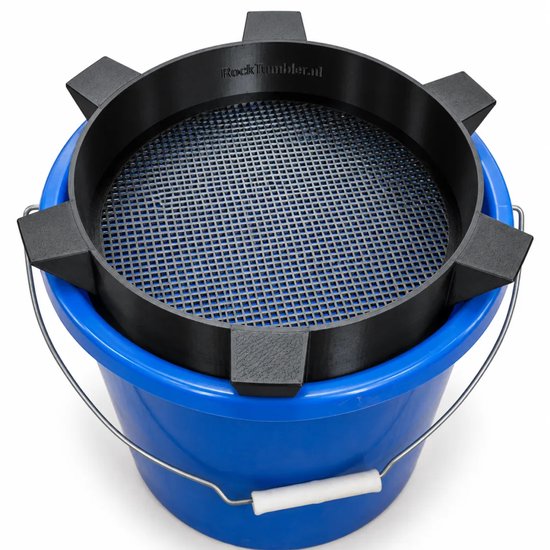 Zwarte zeef met 6 poten bovenop een blauwe emmer met metalen handvat.