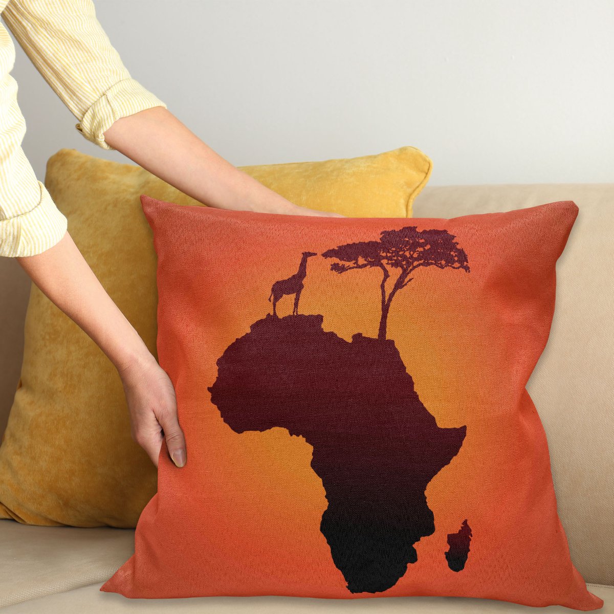 ABAKUHAUS Afrikaans Kussenhoes, Safari Kaart met Kontinent, Wasbare Kussenhoes met Ritssluiting, Kleurechte Heldere Kleuren en Dubbelzijdige Print, 60 x 60 cm, Oranje en Bruin