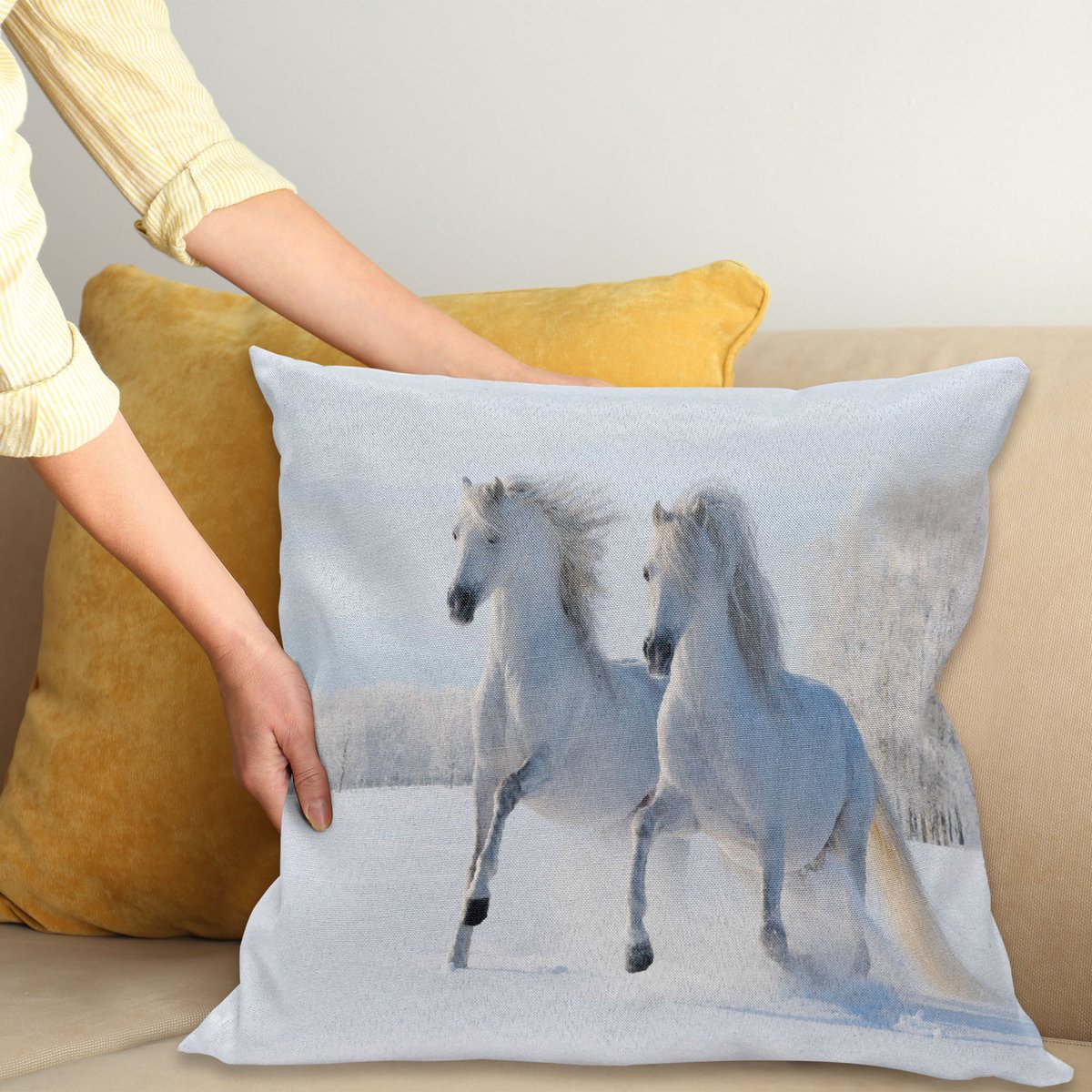 ABAKUHAUS Horse Sierkussenhoes, 2 Wit Stallions Gallop op Snow Field Natuurlijk Landschap Winter Bomen, Decoratieve Vierkante Sierkussenhoes, 50 x 50 cm, Ice Blauw