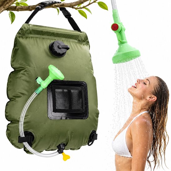 Vrouw doucht buiten onder een legergroene 20L campingdouche met groene douchekop.