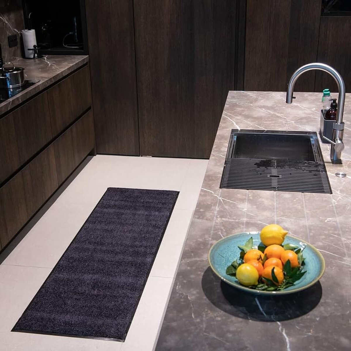 M - Antislipmat voor keuken 60 x 180 cm - Groot formaat tapijt - Absorberend - Wasbaar - Stofdicht - voor alle vloeren - onder deur - UV-bestendig - Zwart